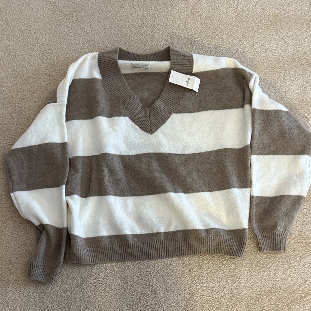 Hollister V-Neck Sweater - Brown and White Stripes new with tags